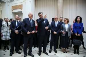 ZAGREB: Svečano otvorena obnovljena zgrada Ministarstva vanjskih i europskih poslova Hrvatske Svečano otvorenje obnovljene zgrade Ministarstva vanjskih i europskih poslova Republike Hrvatske. Obnovljenu zgradu otvorili su predsjednik Vlade Republike Hrvatske Andrej Plenković uz domaćina ministra vanjskih i europskih poslova Gordana Grlić Radmana,potpredsjednika Vlade Republike Hrvatske i ministra prostornoga uređenja, graditeljstva i državne imovine Branka Bačića i ministricu kulture i medija Ninu Obuljen Koržinek. Na fotografiji Branko Bačić, premijer Andrej Plenković, Gordan Grlić Radman, Nina Obuljen Koržinek. foto HINA/ Denis CERIĆ /dc