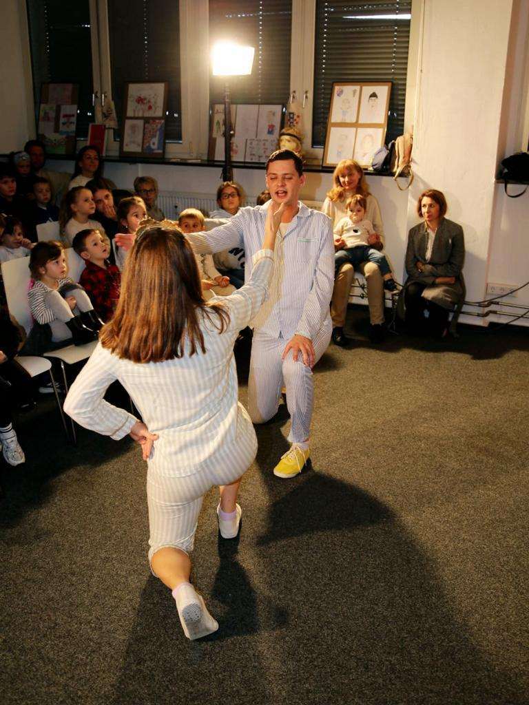 STUTTGART: Gradsko kazalište Žar ptica nastupilo s predstavom „Princeza na zrnu graška“ STUTTGART: Gradsko kazalište Žar ptica nastupilo s predstavom „Princeza na zrnu graška“