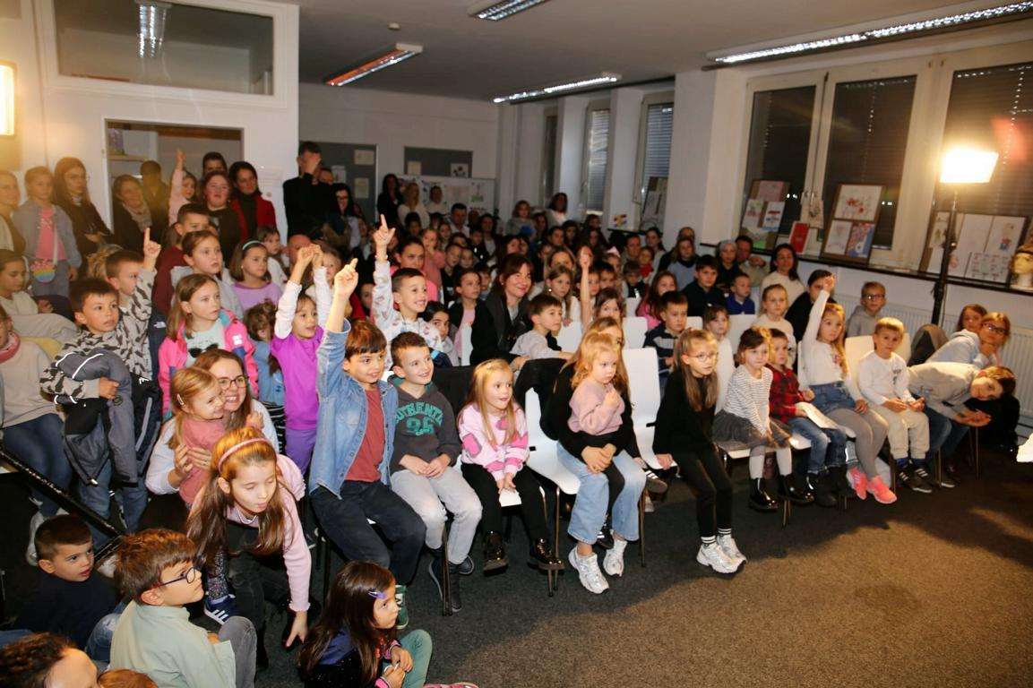 STUTTGART: Gradsko kazalište Žar ptica nastupilo s predstavom „Princeza na zrnu graška“ Gradsko kazalište Žar ptica nastupilo u prepunom centru hrvatske nastave u Stuttgartu / Foto: Fenix (ŽC)