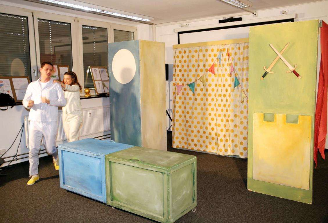 STUTTGART: Gradsko kazalište Žar ptica nastupilo s predstavom „Princeza na zrnu graška“ STUTTGART: Gradsko kazalište Žar ptica nastupilo s predstavom „Princeza na zrnu graška“