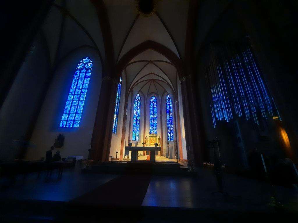 PLAVO ČUDO IZ MAINZA: Tisuće ljudi iz cijelog svijeta svake godine dolazi u grad na rijeci Rajni kako bi vidjeli prozore koje je Chagall dovršio samo nekoliko mjeseci prije svoje smrti Crkva sv, Stjepana u Mainzu / Foto: Fenix (MD)