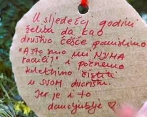 "ČESTITKA" HRVATIMA ZA PRVI ADVENT: Na božićnom boru na Trgu bana Jelačića u Zagrebu obješene poruke mržnje, u Vukovaru uništen adventski vijenac Poruke na božićnom boru u Zagrebu / Foto: Fenix (J. Lučić)