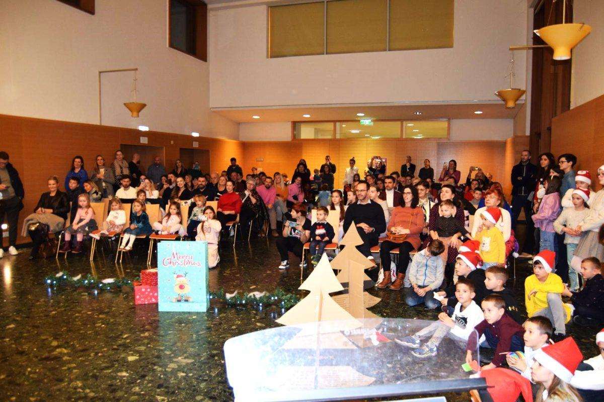 “ANNO`93”: Hrvatska dječja škola u Beču proslavila Advent s 300-njak djece i roditelja. Došli i Zagrebački anđeli i Agram Angels Foto: Fenix (PM)