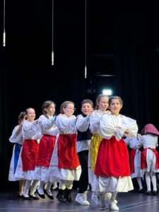 SUSRET I ZAJEDNIŠTVO HRVATSKIH VJERNIKA IZVAN DOMOVINE: Božićna proslava i Nikolinje najveće hrvatske katoličke župe u iseljeništvu Božićna proslava i Nikolinje / Foto: Zoran Čavar i Tomislav Suša