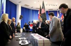 ZAPJEVALI SU POZNATU HRVATSKU PJESMU: Tomislav Jonjić predao potpise za predsjedničku kandidaturu Tomislav Jonjić predao potpise Državnom izbornom povjerenstvu za kandidaturu za predsjednika RH / Foto: Hina