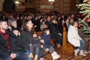 NAKON OFFENBACHA, BOŽIĆNI KONCERT ODRŽAO U LIVNU: Stijepo Gleđ Markos nastupio u prepunoj samostanskoj crkvi svetih Petra i Pavla na Gorici Božićni koncert na Gorici u Livnu / Foto: Fenix (Marin Mamić)