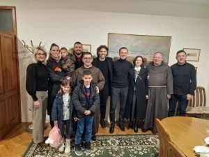 NAKON OFFENBACHA, BOŽIĆNI KONCERT ODRŽAO U LIVNU: Stijepo Gleđ Markos nastupio u prepunoj samostanskoj crkvi svetih Petra i Pavla na Gorici Božićni koncert na Gorici u Livnu / Foto: Fenix (Marin Mamić)