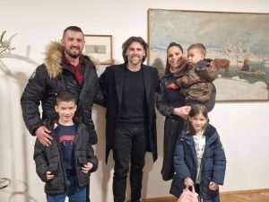 NAKON OFFENBACHA, BOŽIĆNI KONCERT ODRŽAO U LIVNU: Stijepo Gleđ Markos nastupio u prepunoj samostanskoj crkvi svetih Petra i Pavla na Gorici Božićni koncert na Gorici u Livnu / Foto: Fenix (Marin Mamić)