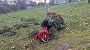 "ČESTITKA" HRVATIMA ZA PRVI ADVENT: Na božićnom boru na Trgu bana Jelačića u Zagrebu obješene poruke mržnje, u Vukovaru uništen adventski vijenac Uništen adventski vijenac ispred crkve u Vukvaru / Foto: Facebook