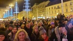ZAKLADA ANA RUKAVINA: Tradicionalna humanitarna akcija i koncert 'Želim život' na Trgu bana Jelačića Publika na koncertu Želim život / Foto: Fenix (Sandra Graf)