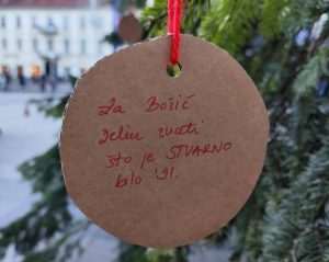"ČESTITKA" HRVATIMA ZA PRVI ADVENT: Na božićnom boru na Trgu bana Jelačića u Zagrebu obješene poruke mržnje, u Vukovaru uništen adventski vijenac Poruke na božićnom boru u Zagrebu / Foto: Fenix (J. Lučić)