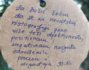 "ČESTITKA" HRVATIMA ZA PRVI ADVENT: Na božićnom boru na Trgu bana Jelačića u Zagrebu obješene poruke mržnje, u Vukovaru uništen adventski vijenac Poruke na božićnom boru u Zagrebu / Foto: Fenix (J. Lučić)