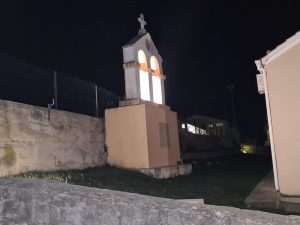 TA DIVNA BADNJA NOĆ: Iako puše jaka bura, Dalmatinci okupljeni oko Badnjaka zajedno dočekuju Božić Foto: Fenix (PD)