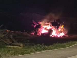 TA DIVNA BADNJA NOĆ: Iako puše jaka bura, Dalmatinci okupljeni oko Badnjaka zajedno dočekuju Božić Foto: Fenix (PD)