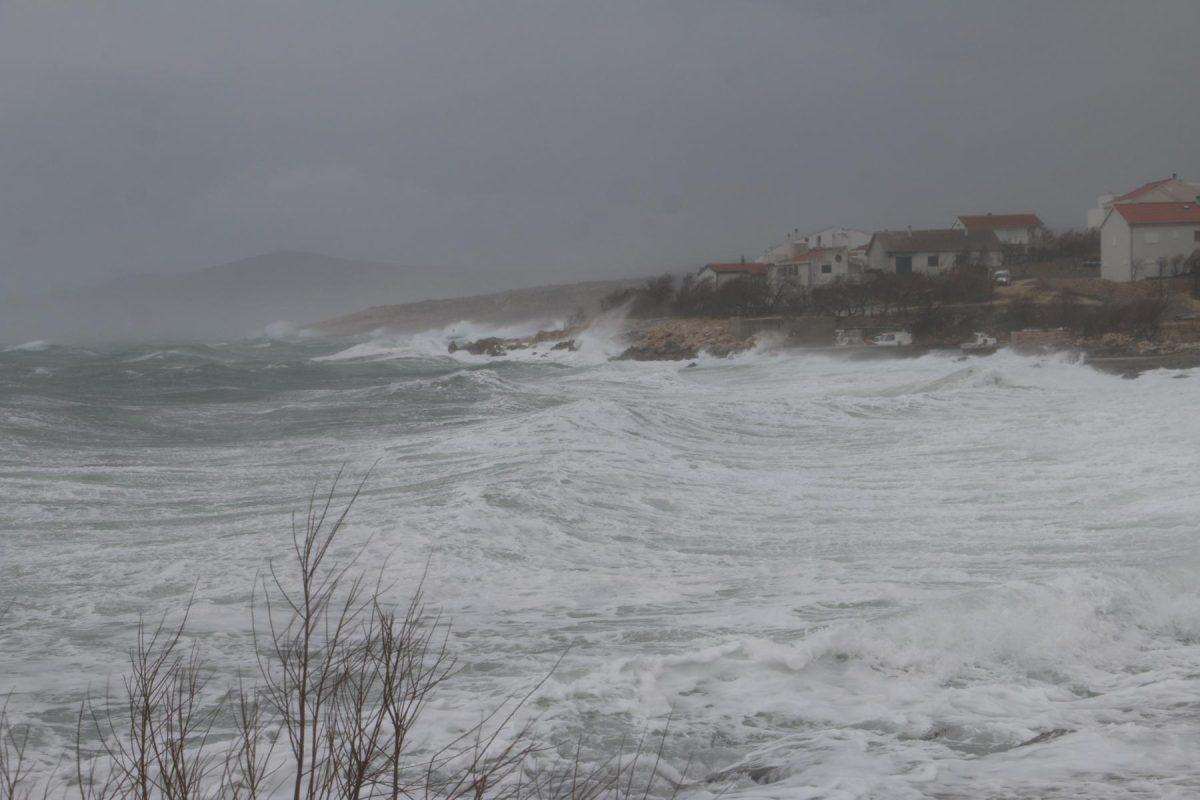 (FOTO i VIDEO) BURA U RAŽANCU: "Kraljica mora" ispod Velebita oduzima dah Bura ispod Velebita / Foto: Fenix (MD)