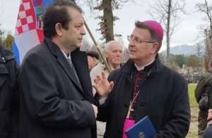 ZAPJEVALI SU POZNATU HRVATSKU PJESMU: Tomislav Jonjić predao potpise za predsjedničku kandidaturu Tomislav Jonjić i pomoćni zagrebački biskup mons. Ivan Šaško / Foto: Facebook T.J.