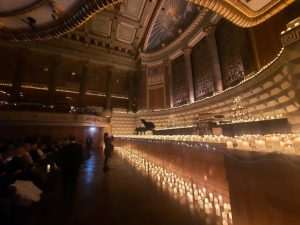 CANDLELIGHT KONCERT: Čarolija svjetlosti i glazbe u povijesnoj dvorani Kurhaus Wiesbaden CANDLELIGHT KONCERT: Čarolija svjetlosti i glazbe u povijesnoj dvorani Kurhaus Wiesbaden