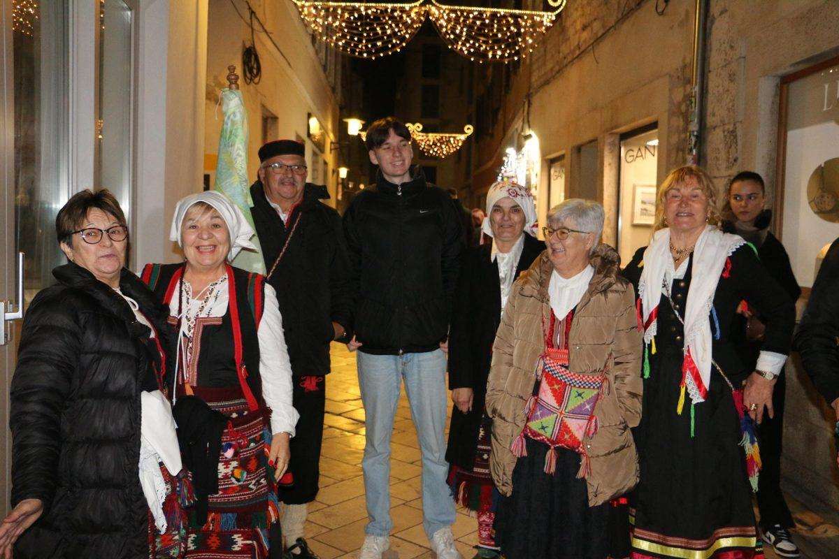 NAKON 54 GODINE ZA BOŽIĆ U HRVATSKOJ: Sretna sam i zadovoljna! NAKON 54 GODINE ZA BOŽIĆ U HRVATSKOJ: Sretna sam i zadovoljna!