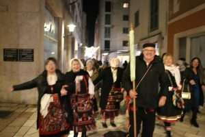 U ZADRU OTVORENA SVETA GODINA JUBILEJA 2025.: Veličanstvena procesija od crkve sv. Šime do katedrale sv. Stošije – stigli i Hrvati iz iseljeništva