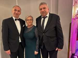 U NAZOČNOSTI PREKO 1.000 GOSTIJU: U Beču održan 78. Hrvatski bal. Uveličali ga Ladinci iz južnog Tirola i brojni veleposlanici D. Magdić s predstavnicima AHZ-a u Beču