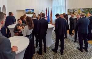 GOSPODARSKO POVEZIVANJE DVIJU ZEMALJA: Predstavljen Njemačko-hrvatski forum u Veleposlanstvu Republike Hrvatske GOSPODARSKO POVEZIVANJE DVIJU ZEMALJA: Predstavljen Njemačko-hrvatski forum u Veleposlanstvu Republike Hrvatske