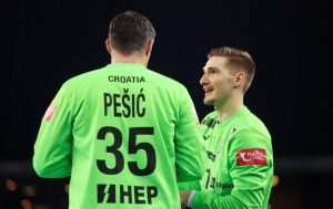 HRVATSKI RUKOMETAŠI PREGAZILI SLOVENCE: Martinović u napadu i Kuzmanović na vratima predvodili raspoloženu Hrvatsku Ivan Pešić i Dominik Kuzmanović / Foto: Hina