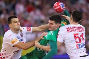RUKOMETNA DRAMA U ARENI: Hrvatska je čudesnim preokretom i pogotkom u zadnjoj sekundi izborila polufinale SP-a Mateo Maraš i Ivan Martinović zaustavljaju Gerga Fazekasa / Foto: Hina