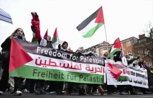 HAMAS OBJAVIO NOVI VIDEO: U Berlinu uhićeno 9 osoba tijekom propalestinskih prosvjeda u kojima je povremeno dolazilo do sukoba prosvjednika i policije Propalestinski prosvjed u Berlinu / Foto: Anadolu