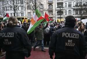 HAMAS OBJAVIO NOVI VIDEO: U Berlinu uhićeno 9 osoba tijekom propalestinskih prosvjeda u kojima je povremeno dolazilo do sukoba prosvjednika i policije Propalestinski prosvjed u Berlinu / Foto: Anadolu