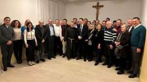 DR. MIRO KOVAČ U MÜNCHENU: Europa djeluje obezglavljeno, velike države su izgubile sposobnost strateškog djelovanja Dr. Miro Kovač sa posjetiteljima tribine u Münchenu / Foto: Fenix (SIM)