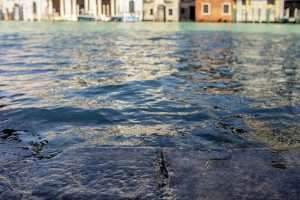 TURISTIMA NE SMETA: Visoka plima uzrokovala je poplave ulica u Veneciji TURISTIMA NE SMETA: Visoka plima uzrokovala je poplave ulica u Veneciji