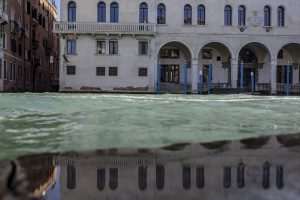 TURISTIMA NE SMETA: Visoka plima uzrokovala je poplave ulica u Veneciji Venecija/ Foto: Anadolu
