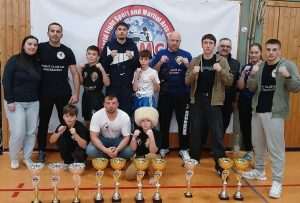 USPJEŠAN NASTUP ČLANOVA FIGHT CLUBA MK WIESBADEN: Na Nationwide Cupu u Haiger osvojeno 6 prvih i 3 druga mjesta Borci i treneri MK Wiesbaden sa osvojenim peharima / Foto: Fenix (SIM)