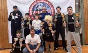 USPJEŠAN NASTUP ČLANOVA FIGHT CLUBA MK WIESBADEN: Na Nationwide Cupu u Haiger osvojeno 6 prvih i 3 druga mjesta Borci i treneri MK Wiesbaden sa osvojenim peharima / Foto: Fenix (SIM)