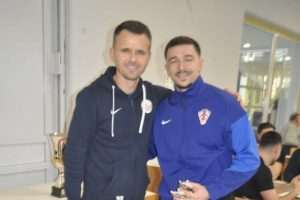 DVORANSKI TURNIR CROATIJE ZÜRICH: Momčad Exit pobjednik kod aktivnih momčadi, Martini ZH pobjednik kod seniora Stanislav Blažanović predaje pehar Marku Bagariću / Foto: Fenix (I. Barišić)