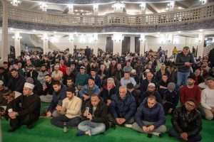 ZALASKOM SUNCA NASTUPIO RAMAZAN: Muslimani u džamiji u Zagrebu klanjali prvu teraviju U džamiji u Zagrebu, klanjana je prva ovogodišnja teravija / Foto: Anadolu