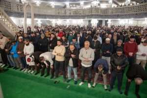 ZALASKOM SUNCA NASTUPIO RAMAZAN: Muslimani u džamiji u Zagrebu klanjali prvu teraviju U džamiji u Zagrebu, klanjana je prva ovogodišnja teravija / Foto: Anadolu