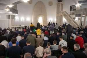 ZALASKOM SUNCA NASTUPIO RAMAZAN: Muslimani u džamiji u Zagrebu klanjali prvu teraviju U džamiji u Zagrebu, klanjana je prva ovogodišnja teravija / Foto: Anadolu