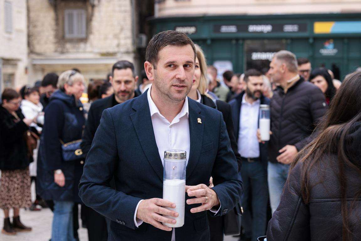 SPLITSKI HDZ: Uklanjanje štandarca barbarski je čin U organizaciji predsjednika splitskog HDZ-a Tomislava Šute održan je mirni prosvjed na kojem su građani Splita paljenjem svijeća iskazali nezadovoljstvo uklanjanjem štandarca s Pjace. / Foto: Hina
