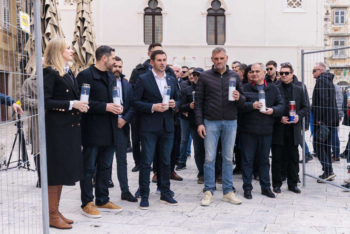 SPLITSKI HDZ: Uklanjanje štandarca barbarski je čin U organizaciji predsjednika splitskog HDZ-a Tomislava Šute održan je mirni prosvjed na kojem su građani Splita paljenjem svijeća iskazali nezadovoljstvo uklanjanjem štandarca s Pjace. / Foto: Hina