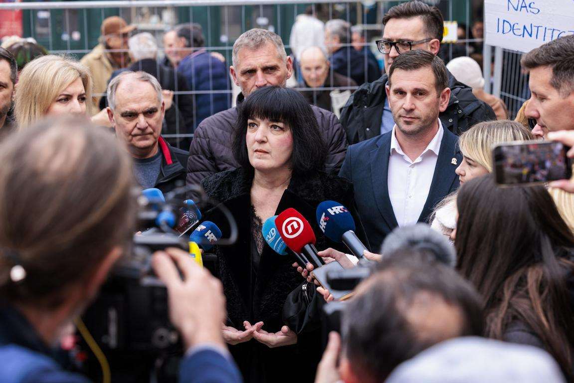 SPLITSKI HDZ: Uklanjanje štandarca barbarski je čin U organizaciji predsjednika splitskog HDZ-a Tomislava Šute održan je mirni prosvjed na kojem su građani Splita paljenjem svijeća iskazali nezadovoljstvo uklanjanjem štandarca s Pjace. / Foto: Hina