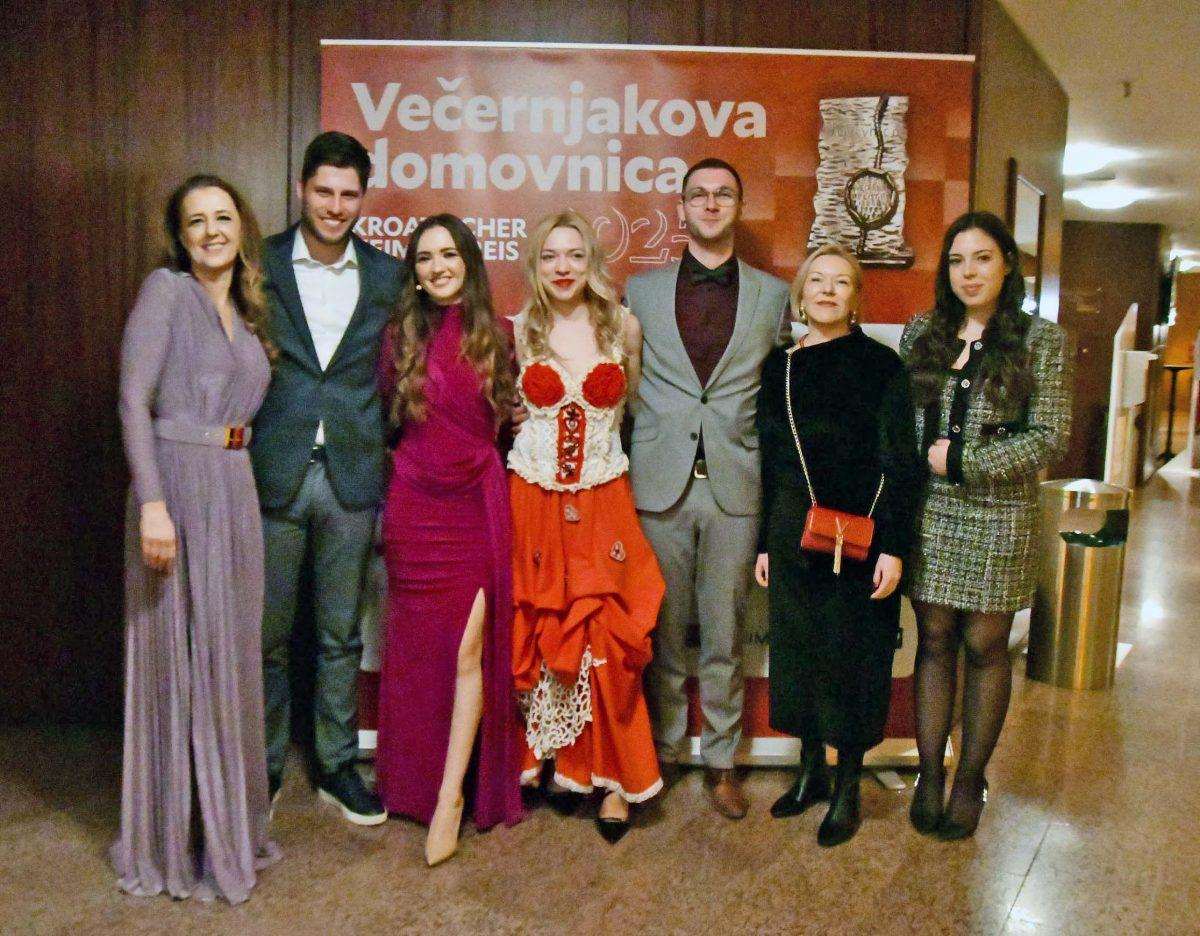 „VEČERNJAKOVA DOMOVNICA“ NEMA GRANICA- Dobitnici poručuju: Gdje god stignemo, pričamo o našoj Hrvatskoj! „VEČERNJAKOVA DOMOVNICA“ NEMA GRANICA- Dobitnici poručuju: Gdje god stignemo, pričamo o našoj Hrvatskoj!