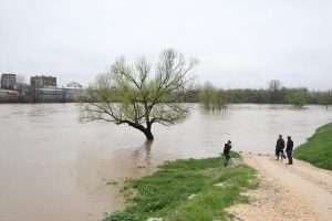 POPLAVE U BIH: Vodostaji u porastu, pojedina mjesta odsječena, blokirane prometnice, nestale dvije osobe Poplave u BiH/ Foto: Anadolu