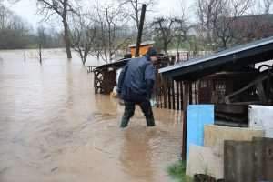 POPLAVE U BIH: Vodostaji u porastu, pojedina mjesta odsječena, blokirane prometnice, nestale dvije osobe Poplave u BiH/ Foto: Anadolu