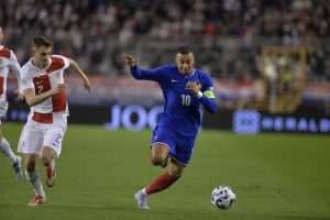 VELIČANSTVENA POBJEDA NA POLJUDU: Hrvatska sjajnom igrom i pogocima Budimira i Perišića s 2:0 savladala Francusku Josip Stanišić i Kylian Mbappe / Foto: Hina