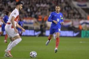 VELIČANSTVENA POBJEDA NA POLJUDU: Hrvatska sjajnom igrom i pogocima Budimira i Perišića s 2:0 savladala Francusku Josip Šutalo i Kylian Mbappe / Foto: Hina