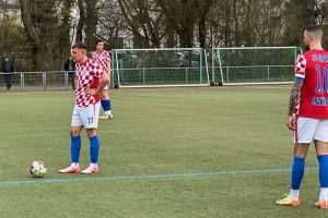 NAJAVA POČETKA BOLJIH DANA?: Euro pogotkom Ante Štrljića, Croatia Frankfurt uzela bod protiv drugoplasirane momčadi lige Kian Bonnano i Ante Štrljić prije izvođenja slobodnog udarca / Foto: Fenix (SIM)