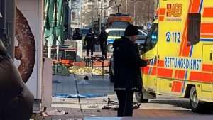 MANNHEIM: Uhićen vozač koji se automobilom zaletio u skupinu ljudi usmrtivši dvije, a ozlijedio 25 osoba od kojih je 15 teže stradalo Hitna pomoć na mjestu gdje se vozač automobilom u Mannheimu zeletio u pješake i pobjegao / Foto: Anadolu