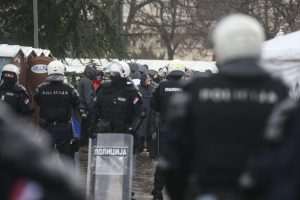 VIŠE OD 300.000 PROSVJEDNIKA U BEOGRADU: Prosvjed završen izgredima u kojima je ozlijeđeno 56 osoba, 22 osobe su uhićene Srbijanska policija tijekom posvjeda u Beogradu / Foto Anadol