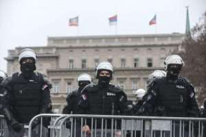 VIŠE OD 300.000 PROSVJEDNIKA U BEOGRADU: Prosvjed završen izgredima u kojima je ozlijeđeno 56 osoba, 22 osobe su uhićene Srbijanska policija tijekom posvjeda u Beogradu / Foto Anadol